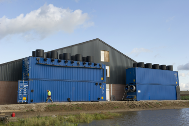 Livestock farms in the Netherlands already try to cleanse the emitting air using air scrubbers. <em>Photo: Marcel van Hoorn</em>