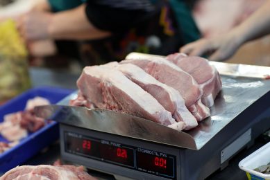 Pork on a scales at a market in Russia. - Photo: Dreamstime