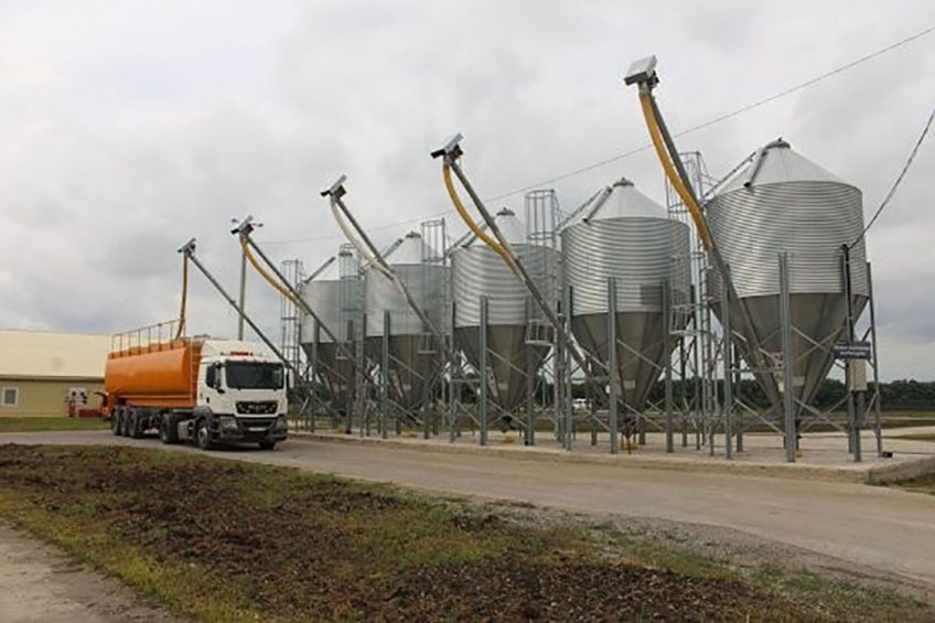 A feed truck is delivering new rations at a farm in Lipetsk region. - Photo: Vincent ter Beek