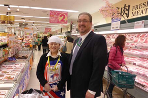 Minnesota Soybean Executive Director Tom Slunecka observes a USMEF pork sampling station at a Tokyo Ito Yokado supermarket.