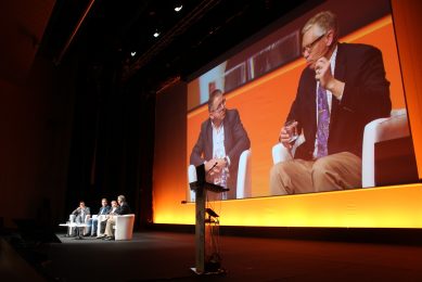 In discussion: Prof Derald Holtkamp (right), Iowa State University. Photo: Vincent ter Beek