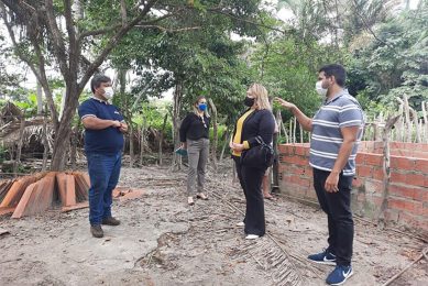 Adapi staff observing the depopulation of 1 of the 2 facilities that had to be depopulated. - Photo: Adapi