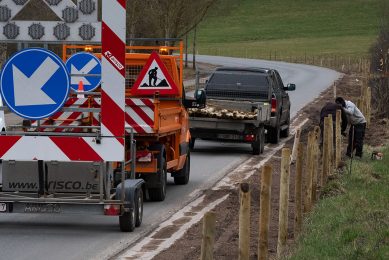 Many kilometres of fencing were installed, like here near Léglise, to make sure that the ASF outbreak in wild boar could be contained. - Photo: Twan Wiermans