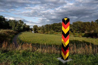 A border pole and the electric wildlife fence on the border between Germany and Poland in Guben, Brandenburg, Germany. - Photo: EPA/Filip SInger/ANP