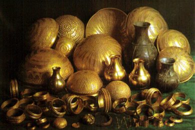 The kind of treasure anybody would like to find: this is the 2nd most important prehistoric gold treasure ever found in Europe, discovered near Alicante, Spain. Photo: Wikipedia