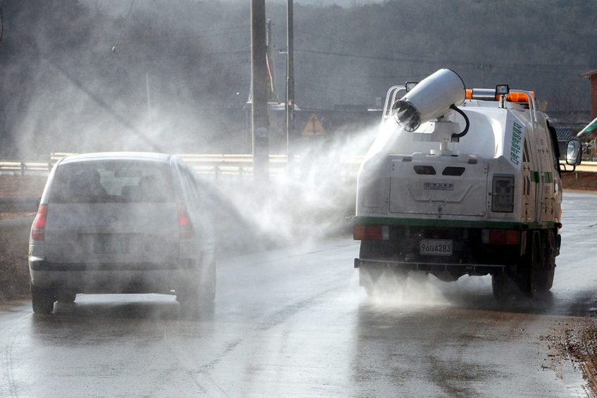 Health officials spraying disinfectant in an attempt to halt the spread of FMD in Gimpo, at 30 km of Seoul in December 2010. Photo: Yonhap