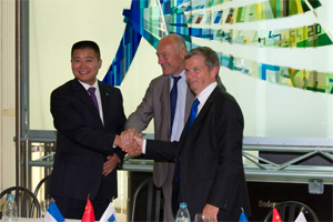 Left to right : M. Liang Guo, CEO Sichuan Hengtong Animal Pharmacy Co.LTD ; M. Alain Rousset, CEO regional Council of Aquitaine ; Dr Marc Prikazsky, CEO Ceva Santé Animale