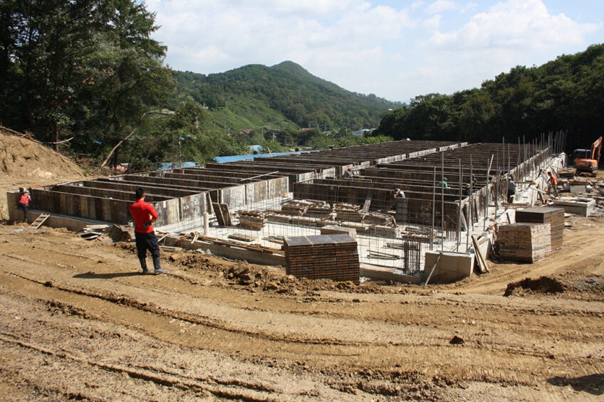 Two-storey sow building under construction. - Photos: Robert Hoste