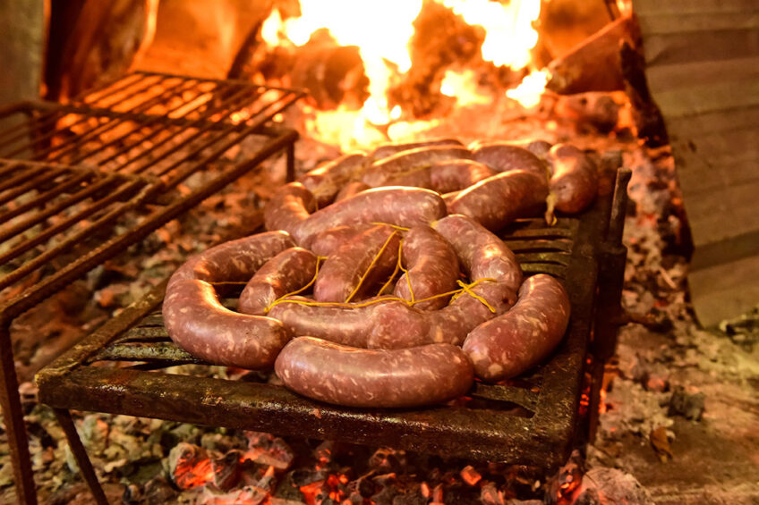 Argentinean-style pig chorizo, ready to go into the oven. - Photo: Shutterstock