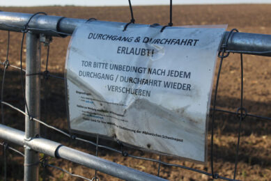 A sign warning hikers for ASF in wild boar, and asking them to close the gate. - Photo: Vincent ter Beek & Kees van Dooren