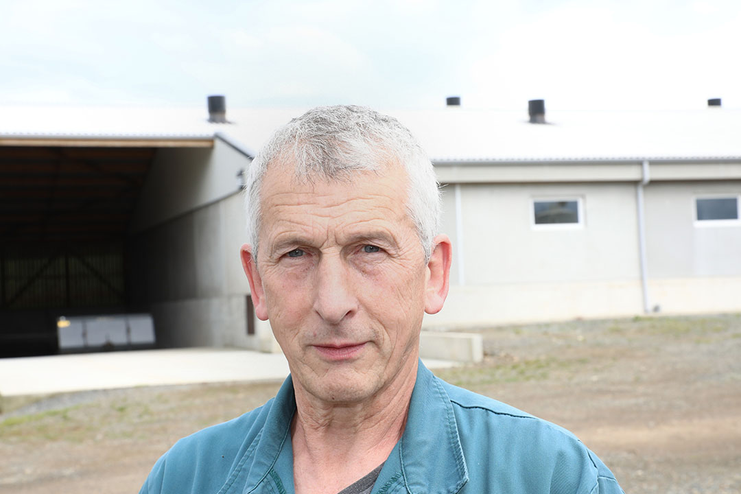 Patrick Talibart is co-owner of Le Bosquion, a farrow-to-finish farm located in Hénon, Brittany, France. Talibart owns the farm with 3 other colleagues; no other staff are present. Together they have 320 sows (Nucléus, semen from Piétrain boars), a 1,600 weaner pig house and space for 3,000 finisher pigs. The finisher barn with the Trac system is one of the finisher houses; the others come with a conventional manure pit. They also have about 30 head of cattle and about 145 ha of arable land.