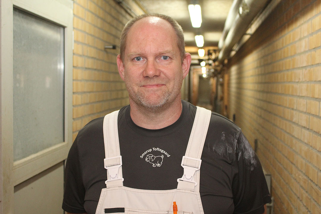 Anders Rold (46) is the owner of Smorup Toftegaard, a 600 sow farrow-to-grower facility, divided over 5 units in one building. Every year, the farm sells roughly 22,000 piglets of 30kg to one finisher facility located roughly 30km away from the farm. Rold rents out 110ha of surrounding arable land to a dairy producer. Using DanBred genetics, from a Specific Pathogen Free (SPF) herd, his farm weans on average 36.6 piglets/sow/year. Sows are vaccinated against influenza and Glässer’s Disease; the piglets againstPorcine circovirus 2. Post-weaning, he achieves an average daily gain of 480–510 g/day. At the time of the visit, post-weaning mortality levels were at 4–5% – a Streptococcus suis infection was influencing that number, which is usually below 3%. The farm has 4 employees.
