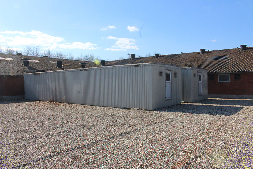 A special feature to increase farrowing capacity is the addition of 2 containers to the farm buildings.