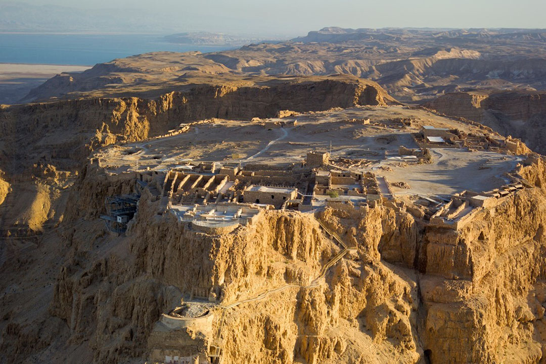 Masada nowadays: A spectacular setting over the surrounding desert. Photo: Wikipedia