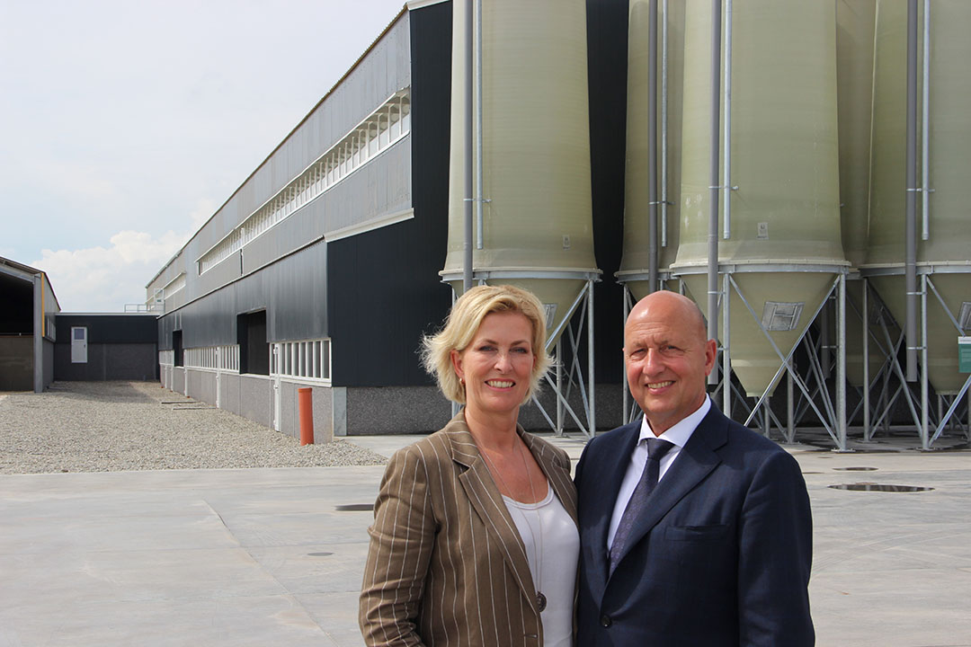 Suzanne and Jos Janssen own Felsőbabád, the newest farm of livestock trading company Hunland, which is located in Bugyi, Hungary. The company owns dozens of livestock farms, mainly in Hungary and some in the surrounding countries. In 2022, that included 4 dairy farms (56,000 tonnes of milk), 22 beef cattle farms at 4 locations (55,000 head), and 4 sheep farms with a 15,000 fattening lamb capacity. In terms of feed production, Hunland uses 4,700 ha of land, leading to compound feed production of 67,000 tonnes. The pigs in the new sow house and the pigs in the finishing integration receive feed from its own factory.