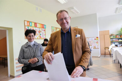 The Polish Agriculture Minister Robert Telus (R) and his wife Malgorzata (L) cast their votes at a polling station in Ogonowice, Lodz Voivodeship, Poland, 15 October 2023. - Photo: EPA