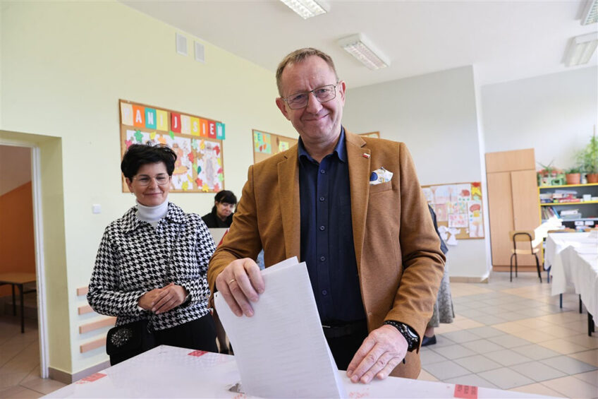 The Polish Agriculture Minister Robert Telus (R) and his wife Malgorzata (L) cast their votes at a polling station in Ogonowice, Lodz Voivodeship, Poland, 15 October 2023. - Photo: EPA