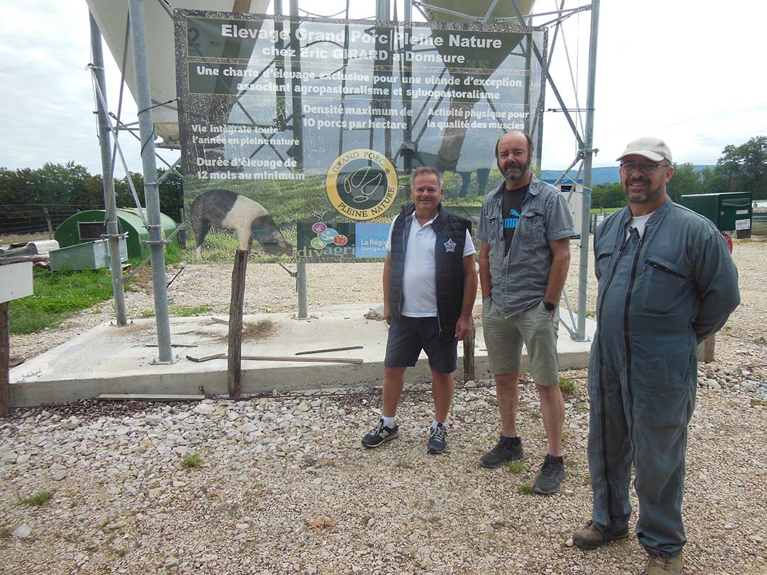 Standing at the farm entrance: Roger Grange (Div’Porcs Aura Genetics Manager), Pierre Arcan (Div’Porcs Aura) and Eric Girard.