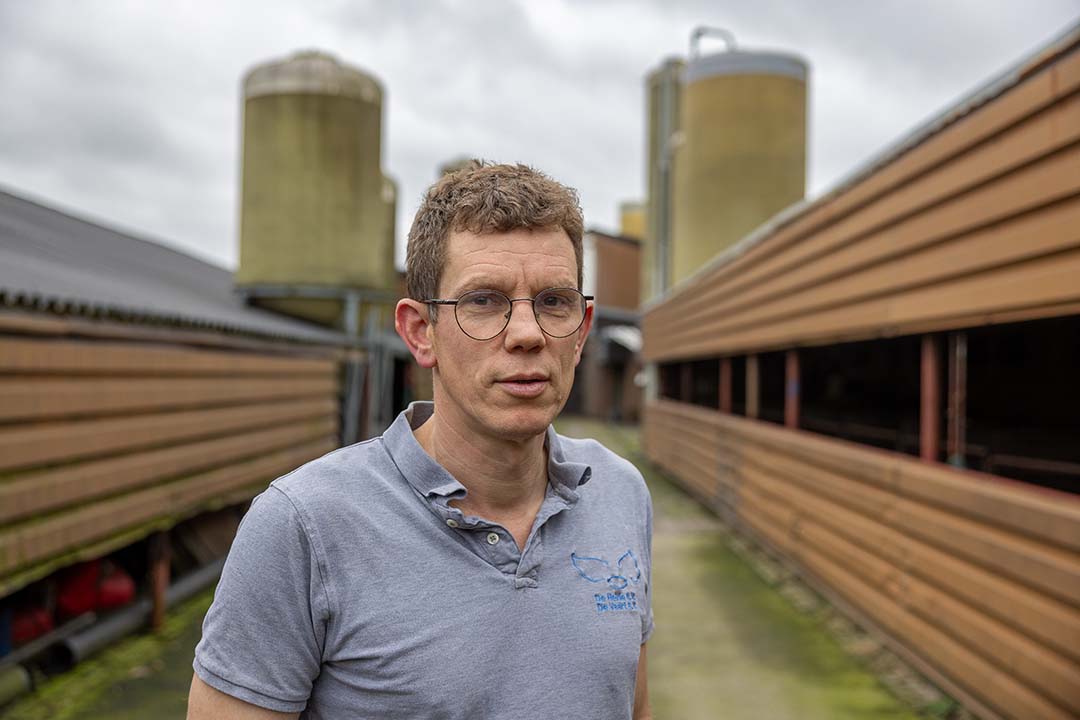 Wim Hendrickx (48) owns De Vaart farm, a closed pig farm in the Noord-Brabant province in the Netherlands. It is spread out at 4 different locations near 3 towns. The farm has 350 sows, 100 gilts and 3,000 finisher pigs in Dongen; 650 sows in Ossendrecht and at a contract location in Heerle there are 300 growers and 1,100 finisher pigs. The farm employs 4 full-time staff.