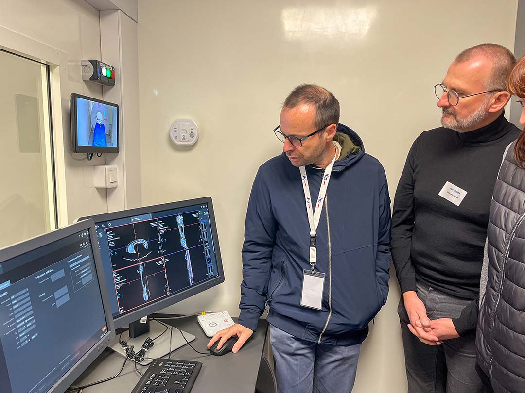 A tomograph is a scanning device that is used to determine the exact proportion of fat, lean meat and bones in pig carcasses. It replaces older methods used in slaughterhouses to classify carcasses for payment.