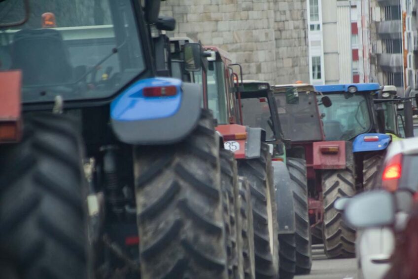 Following earlier protests in Germany, thousands of farmers blocked the main roads in France with their tractors. (Generic) photo: Canva