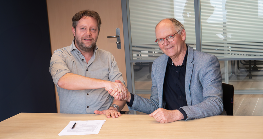 Peter ter Linde, LeeO (left) and Ynte Schukken, director of Royal GD (right). Photo: Royal GD