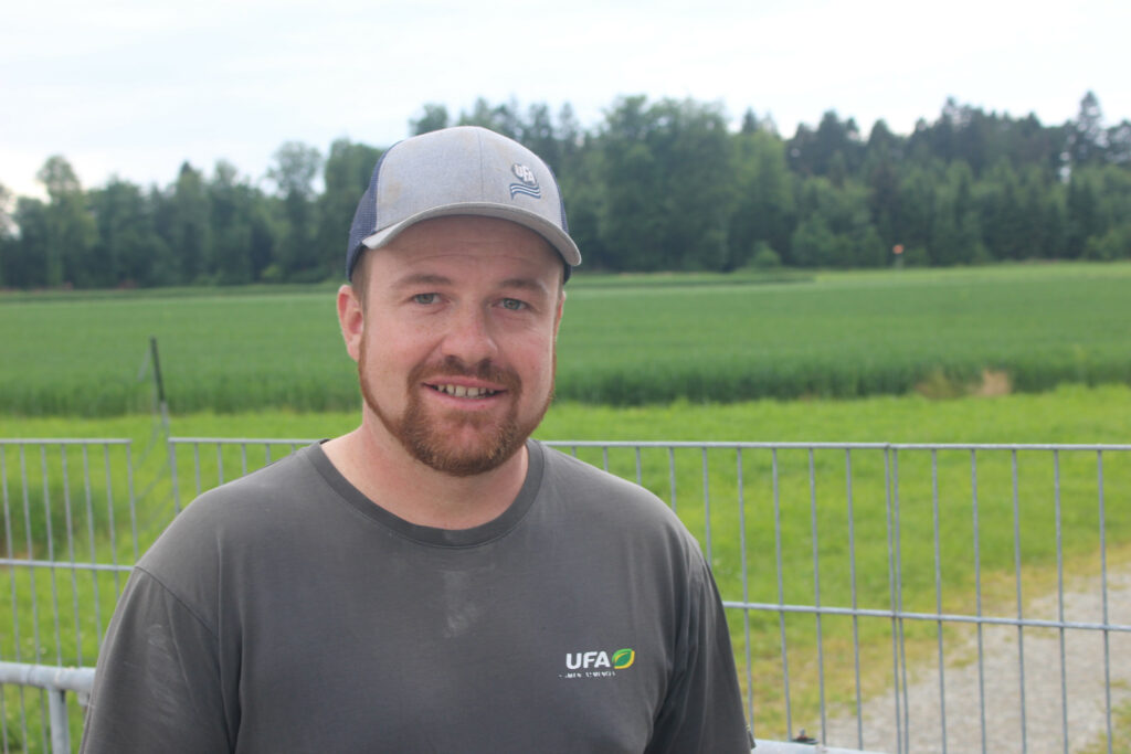 Fabian Reinmann (29) owns Reinmann Farm, located near Langenthal, canton Bern, Switzerland. This is a 160-sow nucleus farm within the Suisag breeding programme. The farm, which has been on this site for three generations, has about 350 places for growing Large White and F1 gilts for selling purposes. The remainder of the animals, will be sold to finisher farms within a 10 km radius at 25-30 kg. On his land (25 ha) he also grows potatoes, wheat, barley, corn and grass. The farm works within the IP-Suisse label.